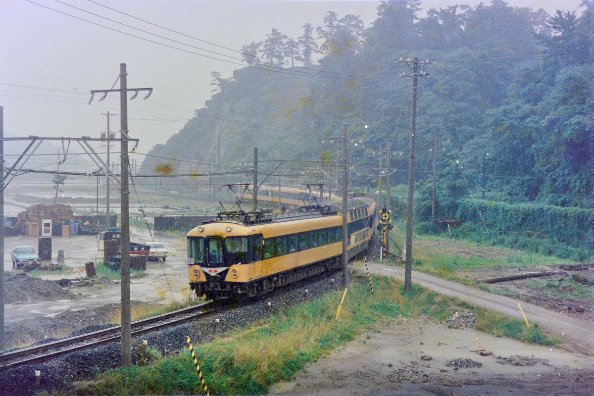 U95I3mACSA8tXH0's tweet photo. 参宮線•近鉄
1971/7/24 -4

続けます

宮川鉄橋で撮影

参宮線も全部SLという訳ではなく
DL化が進んで
SLが稀な状況

やっぱりDE10が来た

一人での脱出を終え
皆で鳥羽水族館へ
このビスタC編成+エースカー?は水族館で撮ったと思う

山田上口-宮川
•DE10 823ﾚ
•ｷﾊ20? 833D
鳥羽-中之郷
•10100 https://t.co/6V2loP71U8