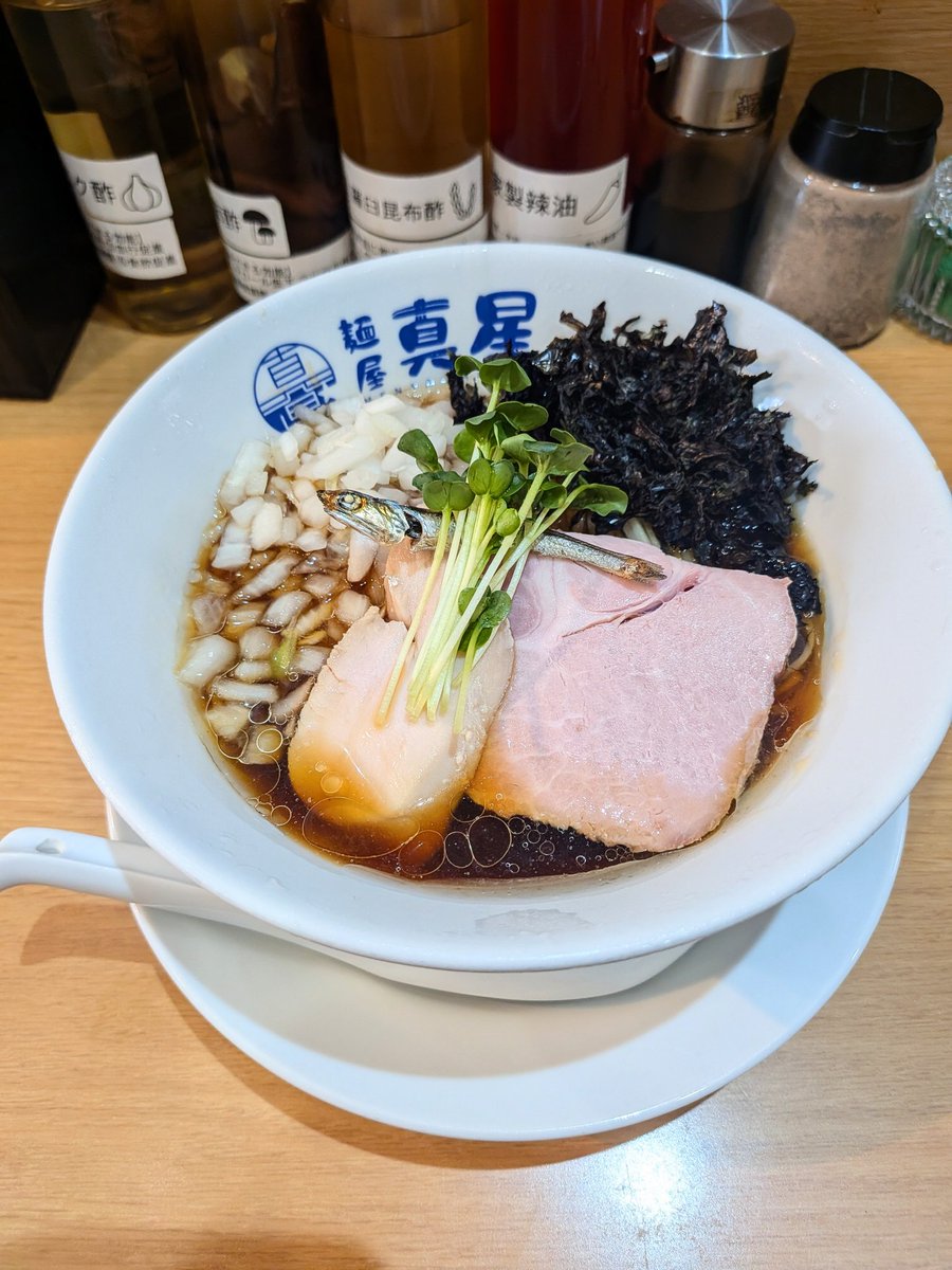 hot_mapotofu's tweet photo. 昨晩の焼肉が未だ胃の腑に残っているような午前中だったが、麺を食べたい欲に抗えず、浦安の麺屋真星へ。大きな煮干しがのった冷やし麺の冷涼なスープは、まさに胃が求めていたもの。 https://t.co/389aTZqbnm