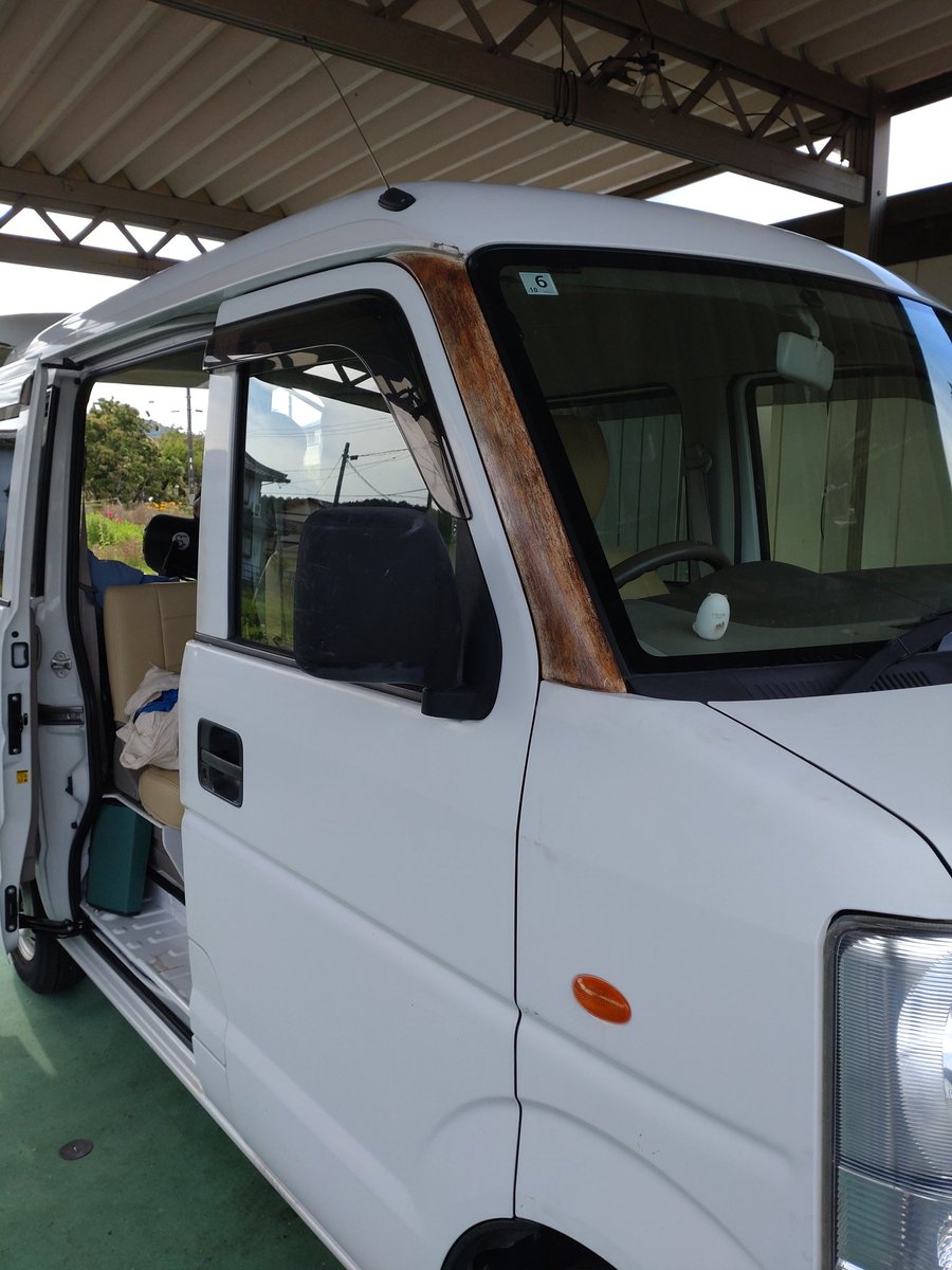 kazu117f's tweet photo. 友人がね、ピラーの塗装が剥げて錆びてるから塗って欲しいって言ってきたのよ。あーこの色番号無いわぁって言ったら、別に何でも良いよって言うんでね、こうしてやりましたわ。 https://t.co/DAEt2MfgCv