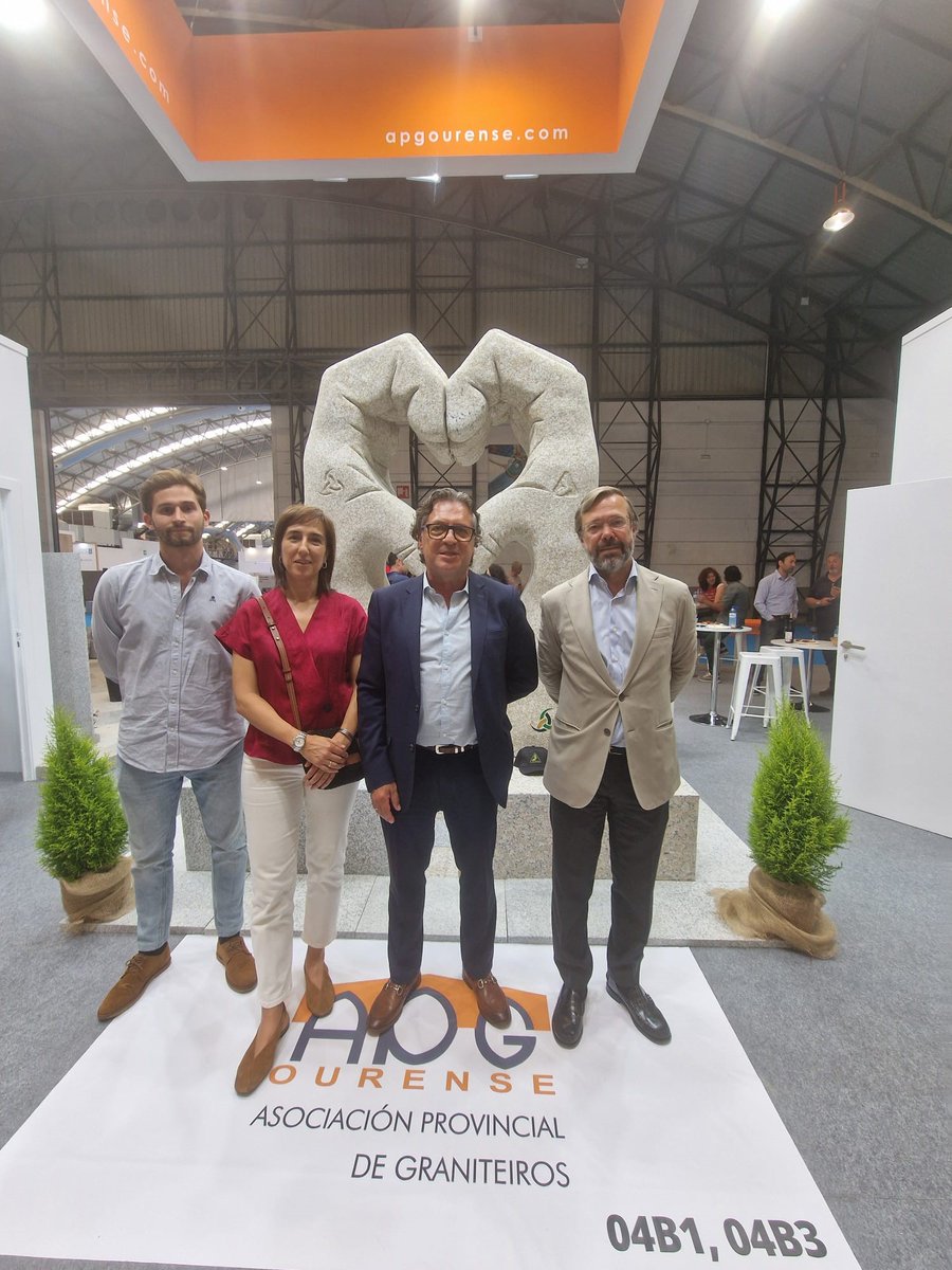 IgapeXunta's tweet photo. Os nosos compañeiros da Área de Internacionalización e da antena do #Igape en Dubai acompañaron ás empresas e asociacións do sector da pedra natural nunha nova edición de #Stonegal

Impulsando a proxección internacional dun sector estratéxico para Galicia 🚀 https://t.co/66G6n1Isyr