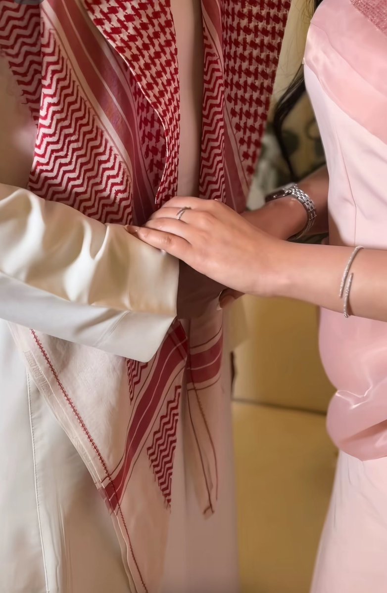 lxxie0's tweet photo. الحب يدعي تكونين له ويدق بابك غيره كلام فاضي https://t.co/n7FKj8JbvY