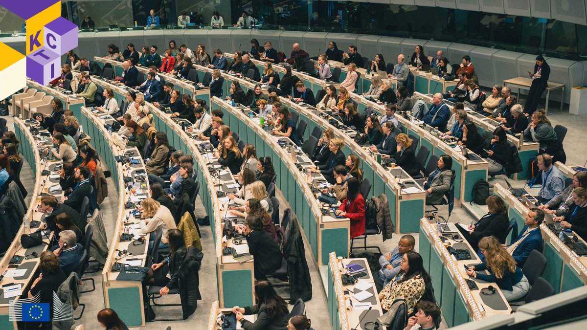 EUInterpreters's tweet photo. It’s not just #EU institutions that need translators &amp; interpreters🌍  

From UNESCO in 🇫🇷 to the World Bank in 🇺🇸, APEC in 🇸🇬, and the AU in 🇪🇹, #language professionals ensure clear communication globally. 

Learn more on the #KCTI✍️🎙 

🔗https://t.co/4KImLVQifV https://t.co/Eh4m3csmOD