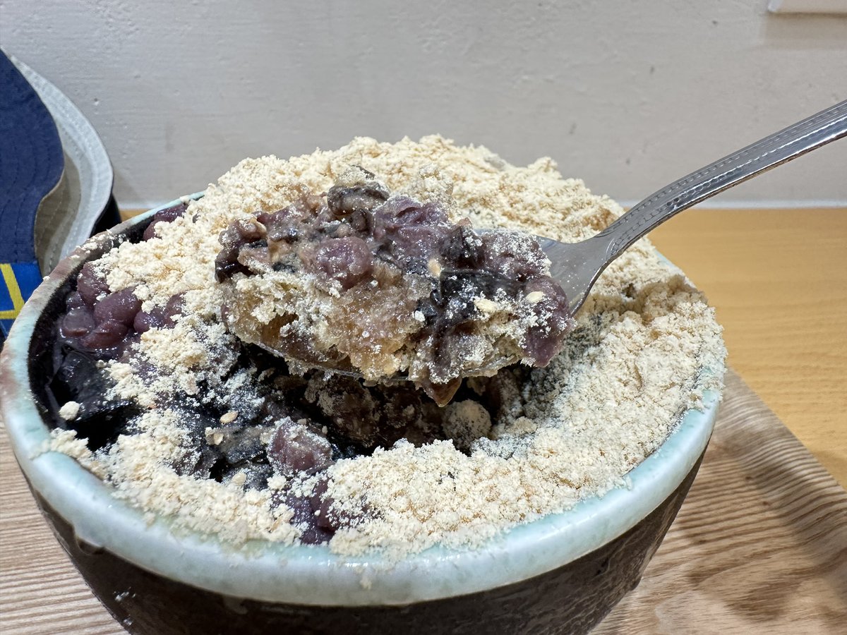 WeissCP's tweet photo. 펭펭을 데리고 출장 가서 빙수를 먹었어요🍧 https://t.co/xQHqxPRlkS