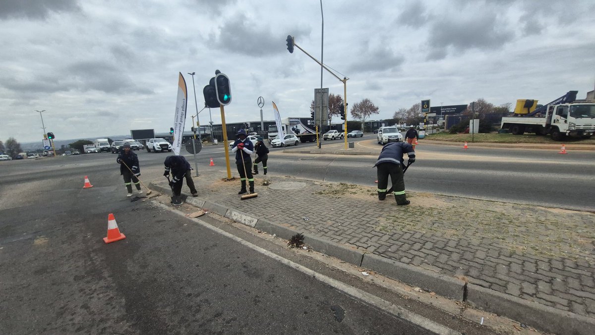 CRUMRegionA's tweet photo. 🧹 AFSU Region A remains hard at work keeping our streets clean, safe and welcoming. Through #OperationRestore, teams continue to clear debris and maintain public spaces, improving the quality of life for residents #TheJoburgWeAllWant #JoburgReimagined @CRUM_CoJ @CityofJoburgZA https://t.co/wAKDdMyeI3
