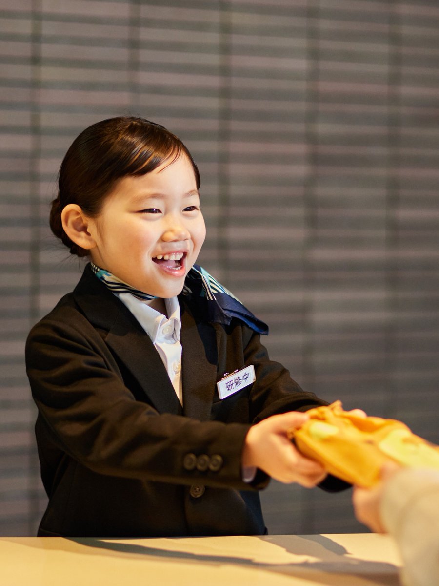 HoshinoResorts's tweet photo. わが子が少し大人になる、本物のお仕事体験プログラム💼
📍星野リゾート トマム
プロと同じ制服を着て業務に挑戦する「キッズインターン」開催✨
✅酪農やフロント、新登場のゴンドラ整備員を体験
✅動物の命や安全、おもてなしの心と真剣に向き合う
✅仕事のあとに「業務日誌」とリゾート内で使えるポイント券「シード」がもらえる