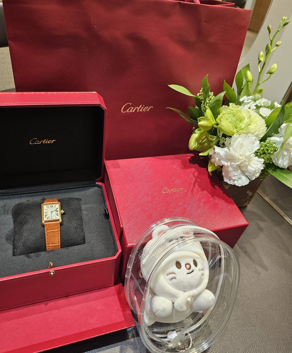 applemango0320's tweet photo. #HYUNJINxCARTIER https://t.co/4SyAh5z79N