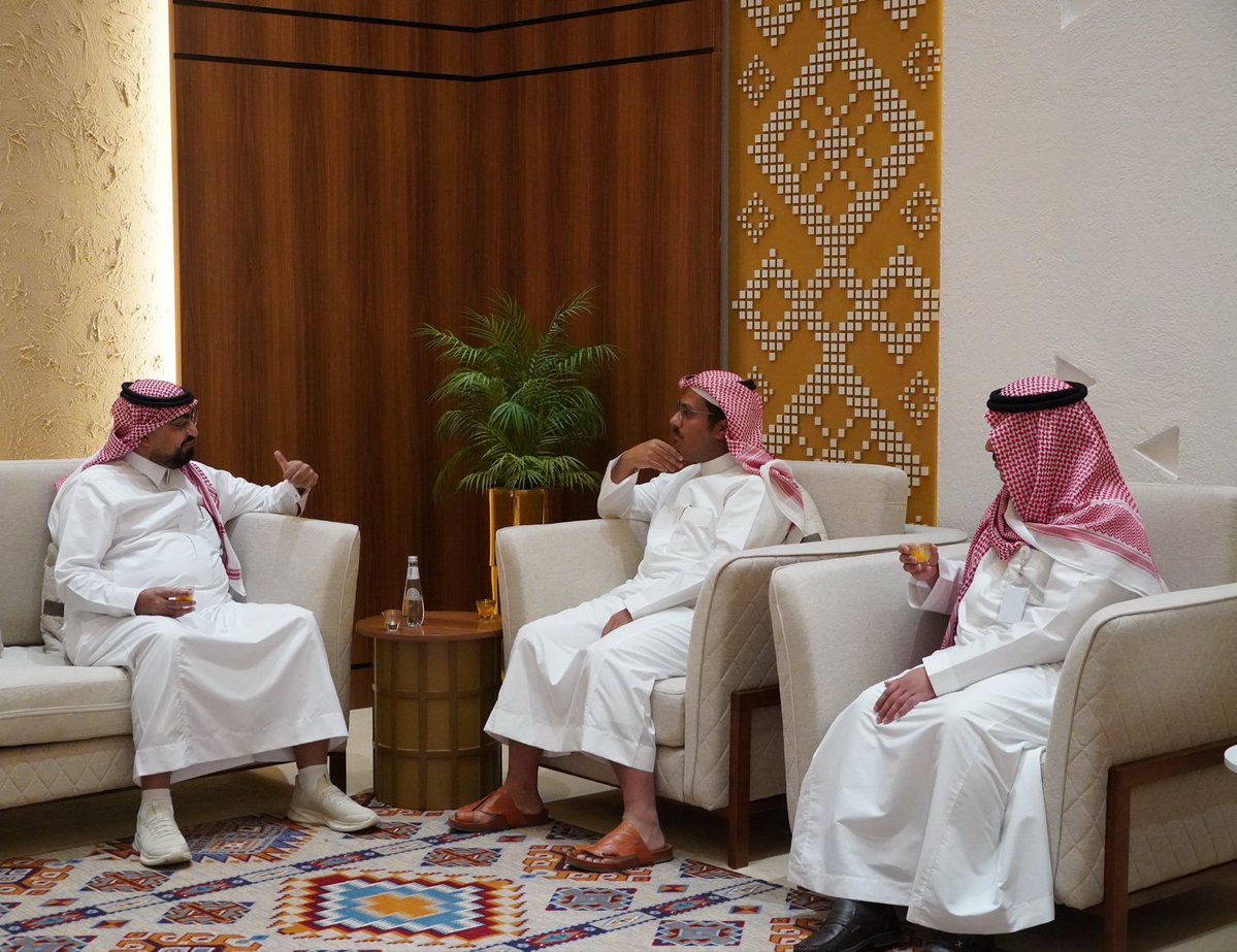 TechShopKSA's tweet photo. توقيع اتفاقية تعاون | برنامج #ملهون الصيفي

🔹تك شوب السعودية يمثلها الرئيس التنفيذي 
أ. بدر بن ناصر الصلحان 

🔹جامعة المعرفة يمثلها الرئيس التنفيذي 
م. محمد بن زيد الزامل 

🔹ضمن إطار التزامهم بدعم المبادرات التعليمية النوعية، لتنفيذ برنامج «#ملهمون 2026» 
في نسخته العاشرة.

🔹تهدف الاتفاقية إلى تقديم تجربة تعليمية تفاعلية تنمي مهارات المشاركين في مجالات الابتكار والتقنية والصحة ، وتسهم في إعداد جيل واعد قادر على مواكبة المتغيرات المتسارعة ومتطلبات المستقبل. 

#تك_شوب 
#جامعة_المعرفة