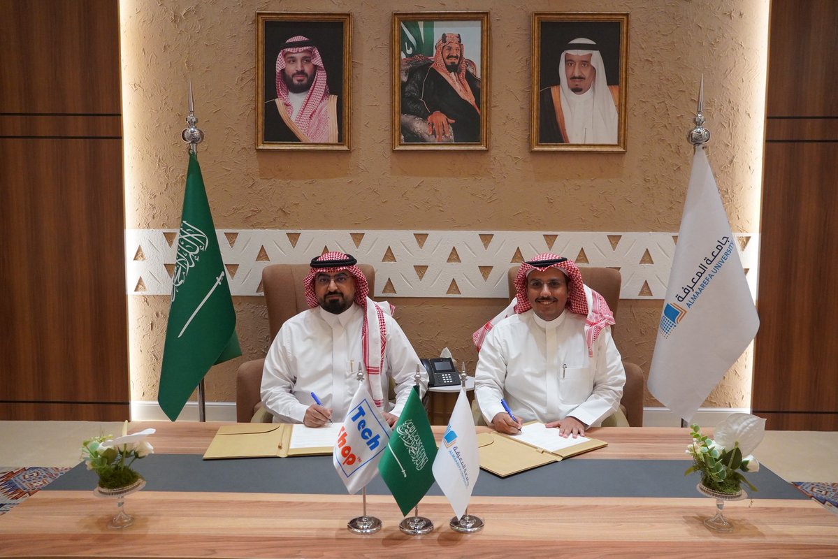 TechShopKSA's tweet photo. توقيع اتفاقية تعاون | برنامج #ملهون الصيفي

🔹تك شوب السعودية يمثلها الرئيس التنفيذي 
أ. بدر بن ناصر الصلحان 

🔹جامعة المعرفة يمثلها الرئيس التنفيذي 
م. محمد بن زيد الزامل 

🔹ضمن إطار التزامهم بدعم المبادرات التعليمية النوعية، لتنفيذ برنامج «#ملهمون 2026» 
في نسخته العاشرة.

🔹تهدف الاتفاقية إلى تقديم تجربة تعليمية تفاعلية تنمي مهارات المشاركين في مجالات الابتكار والتقنية والصحة ، وتسهم في إعداد جيل واعد قادر على مواكبة المتغيرات المتسارعة ومتطلبات المستقبل. 

#تك_شوب 
#جامعة_المعرفة