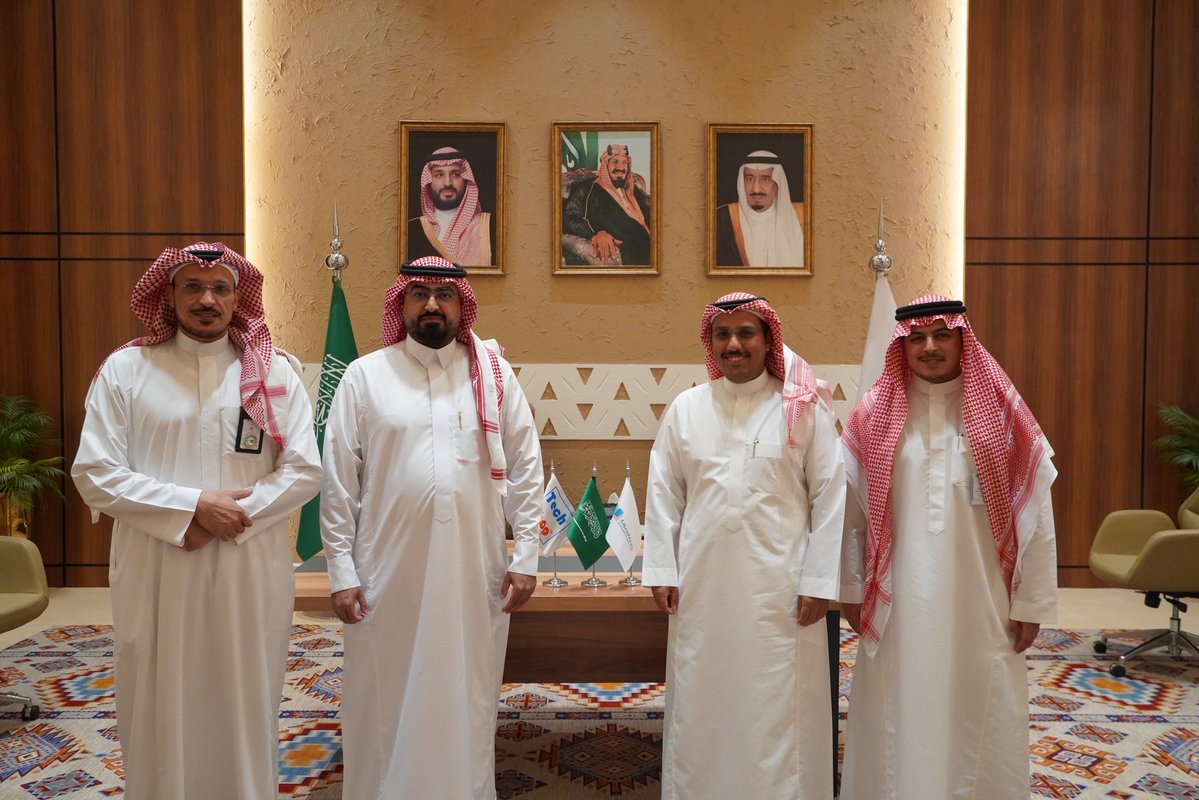 TechShopKSA's tweet photo. توقيع اتفاقية تعاون | برنامج #ملهون الصيفي

🔹تك شوب السعودية يمثلها الرئيس التنفيذي 
أ. بدر بن ناصر الصلحان 

🔹جامعة المعرفة يمثلها الرئيس التنفيذي 
م. محمد بن زيد الزامل 

🔹ضمن إطار التزامهم بدعم المبادرات التعليمية النوعية، لتنفيذ برنامج «#ملهمون 2026» 
في نسخته العاشرة.

🔹تهدف الاتفاقية إلى تقديم تجربة تعليمية تفاعلية تنمي مهارات المشاركين في مجالات الابتكار والتقنية والصحة ، وتسهم في إعداد جيل واعد قادر على مواكبة المتغيرات المتسارعة ومتطلبات المستقبل. 

#تك_شوب 
#جامعة_المعرفة