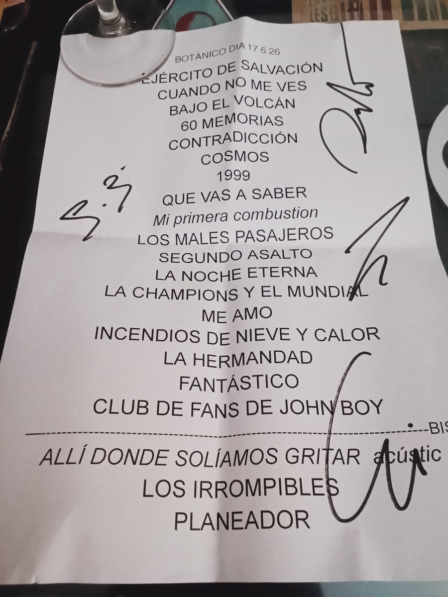 FansSantiBalme1's tweet photo. Os quiero a mí lado, viva la Hermandad en @loveoflesbian 🫡🔝🔝❤️🔥❤️🔥 Feliz jueves, SantiAdictos 💙🎩🪄 Qué maravilla de Tercer asalto anoche en Madrid, #NDB. Es eso de que por muchos conciertos a los que vayas de LOL siempre ♾️ se superan y poseen esa cualidad de sana adicción. https://t.co/KIFNKm3GRJ