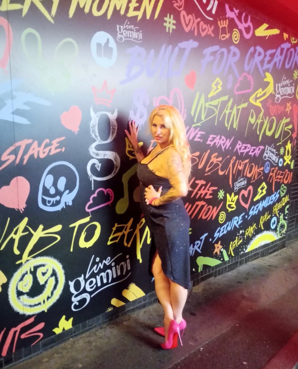 iamloulalou's tweet photo. Ahhh thanks @crowie_alan for getting me papped at the @UKGlamourAwards @LiveGemini_Com event Tuesday! 🩷
The team and I had a great time!
@events_lustful https://t.co/VcmoOOXmO7