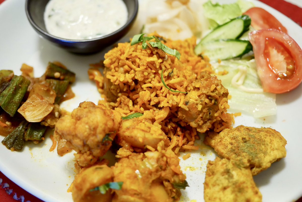 Jiscurry's tweet photo. ある日のワンプレート。

チキンビリヤニ(Chicken Biryani)
ライタ(Raita)
アルゴビ(Aloo Gobi)
ビンディマサラ(Bhindi Masala)
BBQチキン(BBQ Chicken)
新玉ねぎのアチャール(Onion Achar) https://t.co/gSh299jPCt