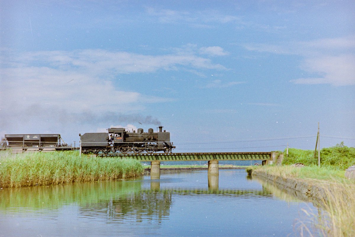 U95I3mACSA8tXH0's tweet photo. 七尾線
1971/8/10 -1

続けます

夏休み
帰省で上京だ

策士 策を練る

親と別行動で上京を提案
これで交通費は親持ちだ！

北陸回りを選んだ

朝出発だから
七尾線に着いたのは午後

さっそくガイドに出てた鉄橋でC56と初対面
赤ナンバーだ
後で分かるが形式入り

能登中島-笠師保
•C56124 166ﾚ https://t.co/37fcMbqDKw