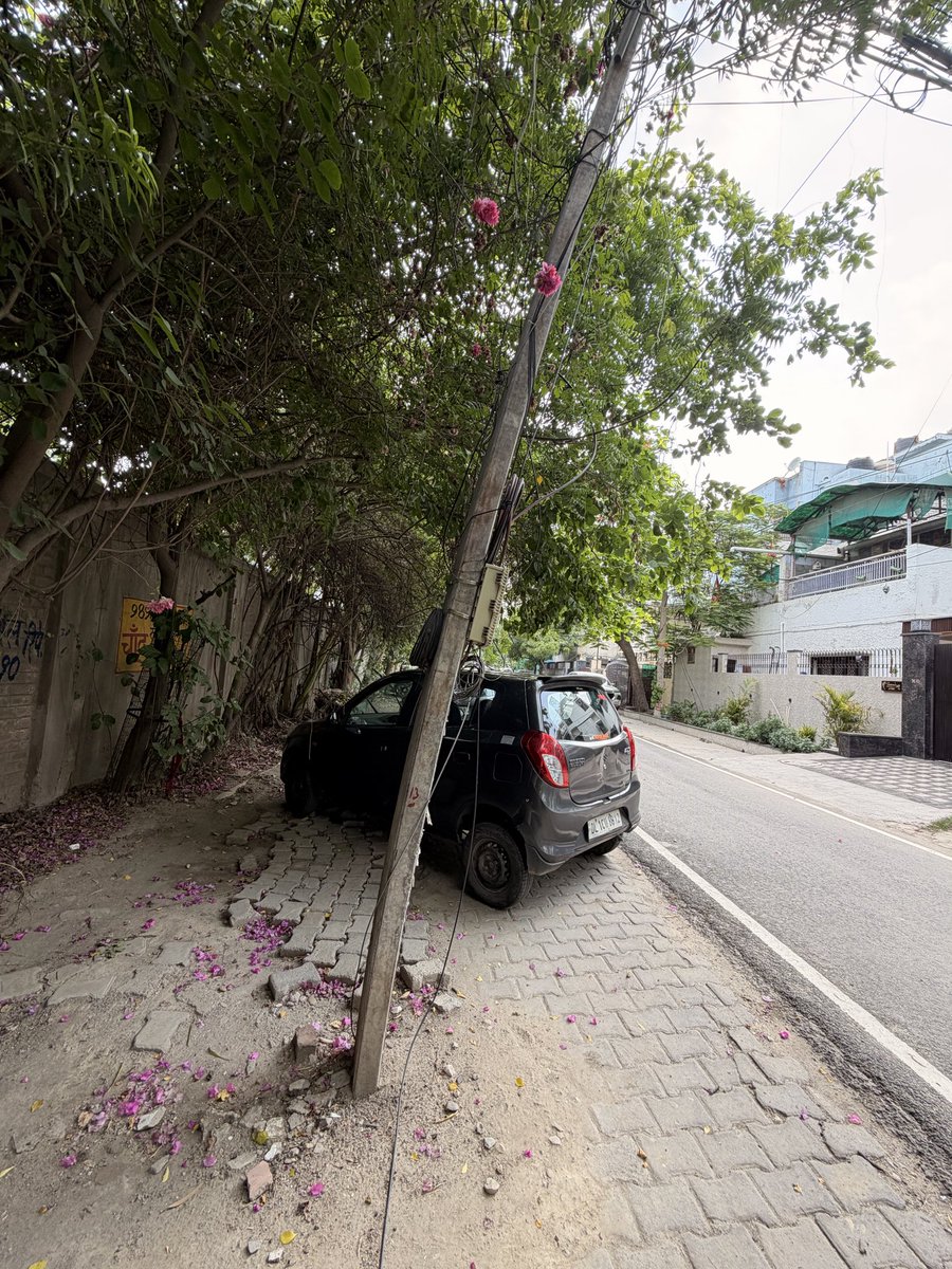 izerpermanente's tweet photo. @1912PVVNL @UPPCLLKO @CMOfficeUP @myogiadityanath 

Dangerously leaning power pole at Brij Vihar, Ghaziabad (A-197 - A-202). Wires sagging over public road. Residents found the local JE office locked while reporting it. Hazard, complaint &amp; office photos attached. Please rectify. https://t.co/b2IqHifDYJ