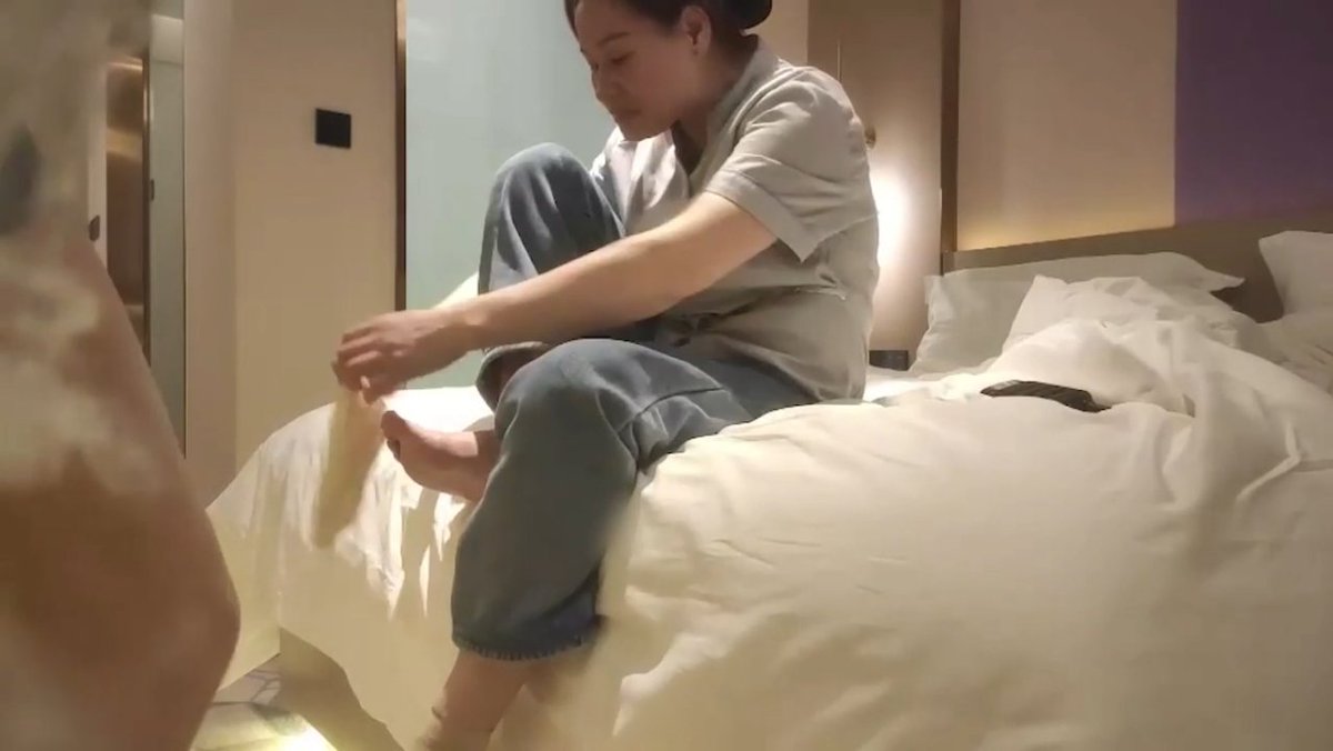 lz6107's tweet photo. 穿着保洁制服的熟女阿姨，穿着很少见的棉底短丝袜，当着男主面穿脱。男主也是临时起意对着熟女软磨硬泡。全片及更多短丝看【置顶】 https://t.co/hMMq3y5kTq