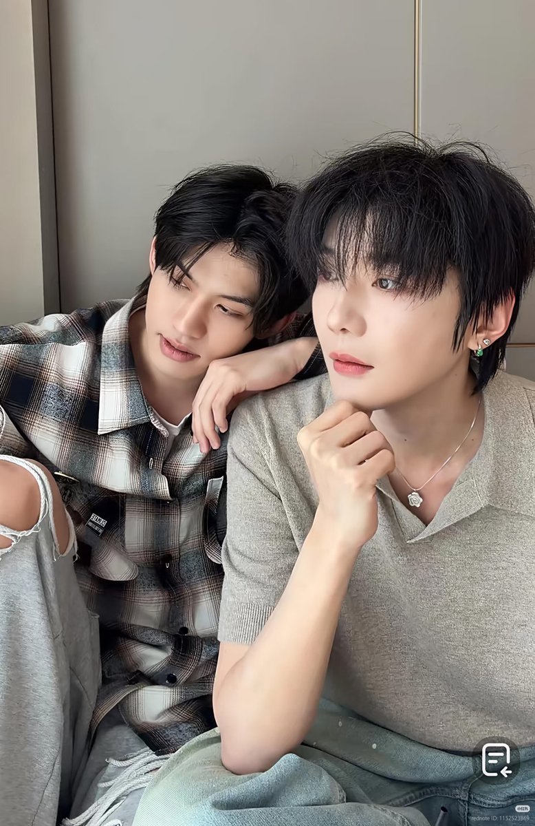 dearhyiran's tweet photo. i bet after the stream ended yunqi slumped on either pupu's shoulder or pupu's lap to recharge some energy https://t.co/mZBlq7VSkz