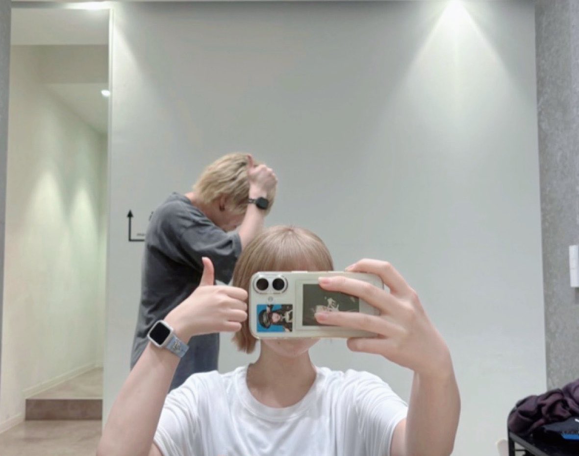 oharinngo_'s tweet photo. カリスマ美容師、いつもありがとうございます💙✂️
いつも、わがまま聞いてくれてとても助かる🥹👍✨️ https://t.co/d44Oe3L8c7