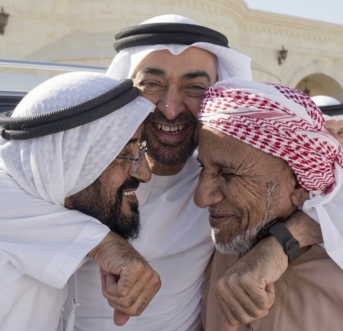 ae_wasl's tweet photo. قال رسول الله ﷺ: “وما تواضع أحد لله إلا رفعه الله” ✨

من أجمل الصفات اللي حببت الناس في قادتنا هو تواضعهم وقربهم من الجميع.. تشوفهم مع كبار السن ومع الأطفال وبين الناس في كل مكان بكل عفوية، يشاركون الناس لحظاتهم وأفراحهم 

الله يحفظ شيوخنا ويديم عليهم الصحة والعافية 🤍 https://t.co/hGZroFwTBW