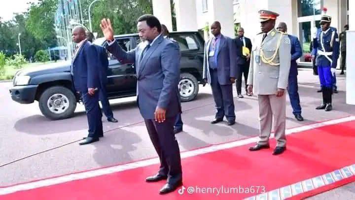 JamsMupualaRdc's tweet photo. #RDC:Excellence Monsieur le Président de la République honoraire, #Joseph_Kabila_Kabange,

La Nation congolaise est fière de vous avoir eu comme Président et continue de vous réclamer pour votre vision, votre passion ainsi que votre amour patriotique envers le Congo et les Congolais.

Fils de Mzee #Laurent_Désiré_Kabila et de Mama #Sifa, vous n’avez jamais versé dans l’injure, la médisance ni tenu des propos insolents ou irrespectueux à l’égard de vos prédécesseurs ou de vos adversaires politiques. 

Votre retenue constitue une manifestation éloquente de la bonne éducation que vous avez reçue de vos parents.

Vos compatriotes congolais, ainsi que vos sœurs, frères, mères et pères katangais en particulier, sont immensément fiers de vous.

Nonobstant les lourdes responsabilités que vous avez assumées avec finesse et perspicacité, notamment dans la pacification de la RDC, la reconstruction de l’État sur les plans politique, économique, social et sécuritaire, ainsi que dans la mise en œuvre de l’alternance politique de 2019, les Congolais se souviennent également que votre politique sportive, durant vos dix-huit années à la tête du pays avec responsabilité et sans jouissance débordante , a contribué à la réconciliation nationale. 

Celle-ci s’est notamment illustrée à travers les victoires de la sélection nationale lors de deux éditions du CHAN, les trois titres continentaux remportés par le Tout Puissant Mazembe sous la présidence de @moise_katumbi, ainsi que par la relance de l’ambition nationale ayant conduit à poser les bases des performances actuelles des Léopards. La célèbre chanson « #Fimbu », connue depuis les périodes glorieuses du CHAN, demeure également un symbole de cette ferveur populaire.

Les propos tenus hier soir à Houston par Monsieur #Félix_Tshisekedi_Tshilombo à l’égard de son prédécesseur et de ses opposants traduisent, selon de nombreux observateurs, une inquiétude croissante au sein de son régime.

Les Congolais vous attendent. 

Les auteurs des outrages et des divisions doivent céder la place à l’unité et au respect mutuel.

À très bientôt. Karibu tena, Rais. Cher Président de la République honoraire, #Joseph_Kabila_Kabange.

#Papy_PUNGU_LWAMBA 
Vice-Ministre Honoraire
