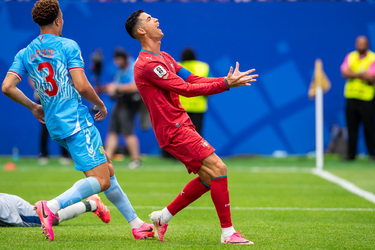 _BeFootball's tweet photo. 🚨🗣️ « ÇA N’A AUCUN SENS DE LAISSER SUR LE BANC LE MEILLEUR BUTEUR DU FOOTBALL MONDIAL DANS UN MATCH OÙ L’ON A BESOIN DE BUTS » 😡

Roberto Martínez sur son choix de laisser Cristiano Ronaldo 🇵🇹 sur le terrain face à la RD Congo 🇨🇩 :

« Dans un match comme celui-là, où nous avions du mal à pénétrer dans la surface de réparation, la République démocratique du Congo regroupait énormément de joueurs. 🧱

C’est dans ce genre de situation que 𝗹𝗲𝘀 𝗾𝘂𝗮𝗹𝗶𝘁𝗲́𝘀 𝗱𝗲 𝗖𝗿𝗶𝘀𝘁𝗶𝗮𝗻𝗼 𝗥𝗼𝗻𝗮𝗹𝗱𝗼 𝗳𝗼𝗻𝘁 𝗹𝗮 𝗱𝗶𝗳𝗳𝗲́𝗿𝗲𝗻𝗰𝗲 »

(CP)