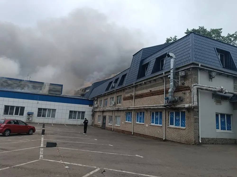 novayagazeta_eu's tweet photo. Минимум 16 жителей Подмосковья пострадали в результате украинской атаки

Об этом сообщил губернатор Андрей Воробьев. По ег�� словам, в Котельниках получили травмы восемь человек, семерых из них госпитализировали. У пострадавших осколочные ранения и черепно-мозговые травмы. Среди раненых трехлетний ребенок, его доставили в Центр охраны материнства и детства

В Раменском трое раненых — 22-летний мужчина получил травмы живота, таза и конечностей. 10-летняя девочка повредила голень, еще у 35-летнего мужчины множественные ранения голеней, бедра, плеча и шеи. Их госпитализировали.

В Солнечногорске 46-летний мужчина получил осколочное ранение плеча. В Люберцах мужчины 20 и 33 лет получили травмы бедра и перелом руки. В Дзержинском мужчину госпитализировали с ранениями шеи.

Еще одного 50-летнего мужчину госпитализировали с осклочными ранениями брюшной полости из ТЦ «Садовод».

Тем временем спасатели потушили пожар на территории ТЦ «Белая дача», сообщили в МЧС. Оперативные службы продолжают ликвидировать последствия атаки.