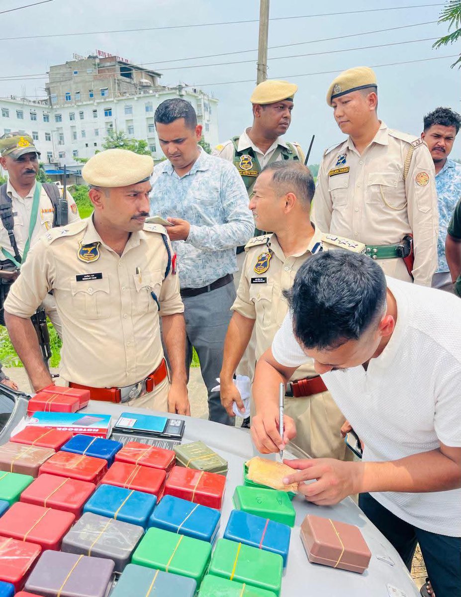 Upamany03220152's tweet photo. The war against drugs is absolute and unyielding.

In a series of successful operations, Sribhumi Police and Nagaon Police seized narcotics worth ₹14.5 crore.

7 accused have been apprehended.

The crackdown will continue!

@himantabiswa
@CMOfficeAssam
@assampolice 

#AssamAgainstDrugs