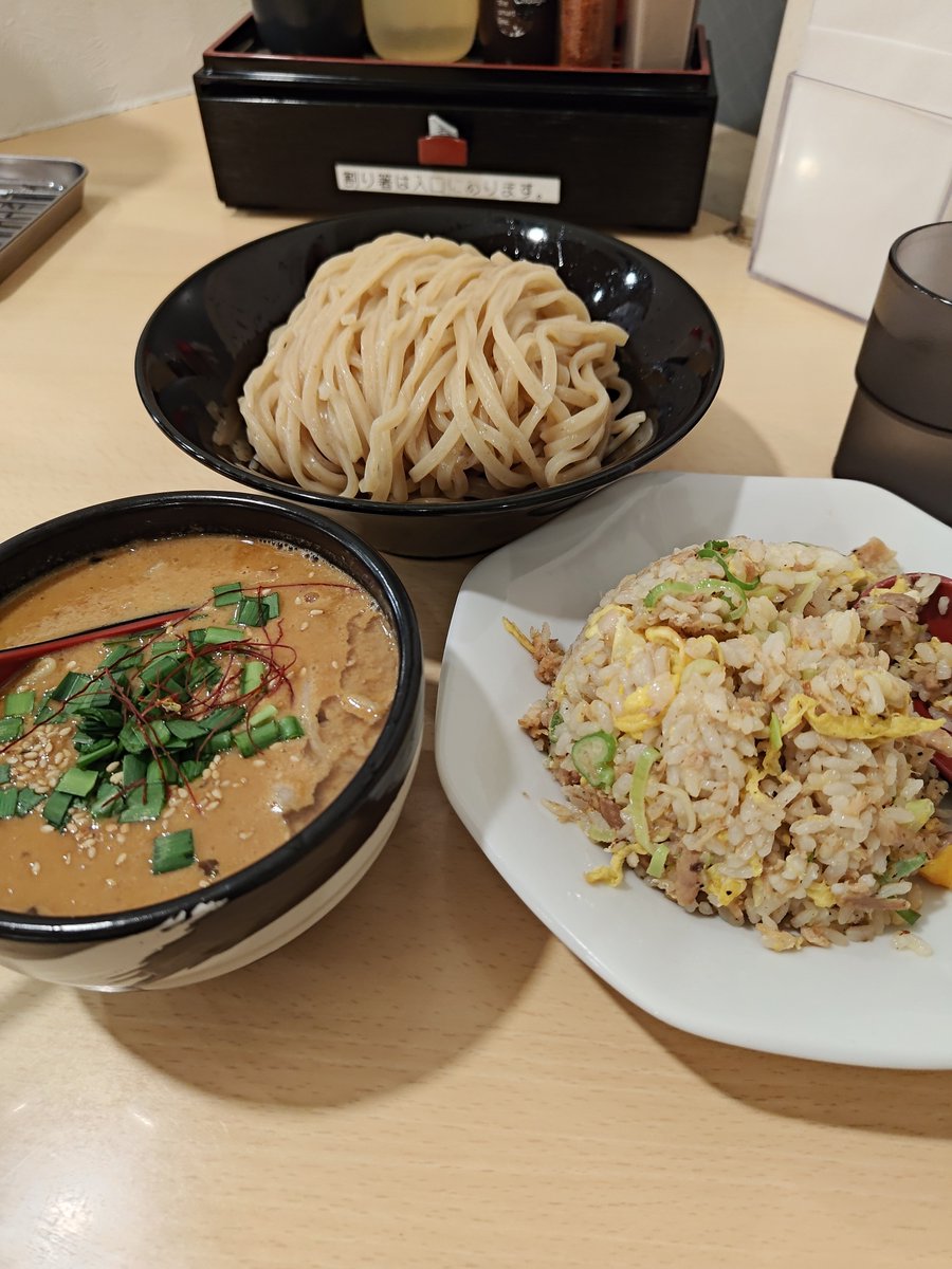 nanake_'s tweet photo. ごまみそつけ麺もチャーハンも実に美味かったけど、無料だからと麺大盛りにするんじゃなかった…食べ切るのだいぶギリギリでした https://t.co/4vsy3p2OXO