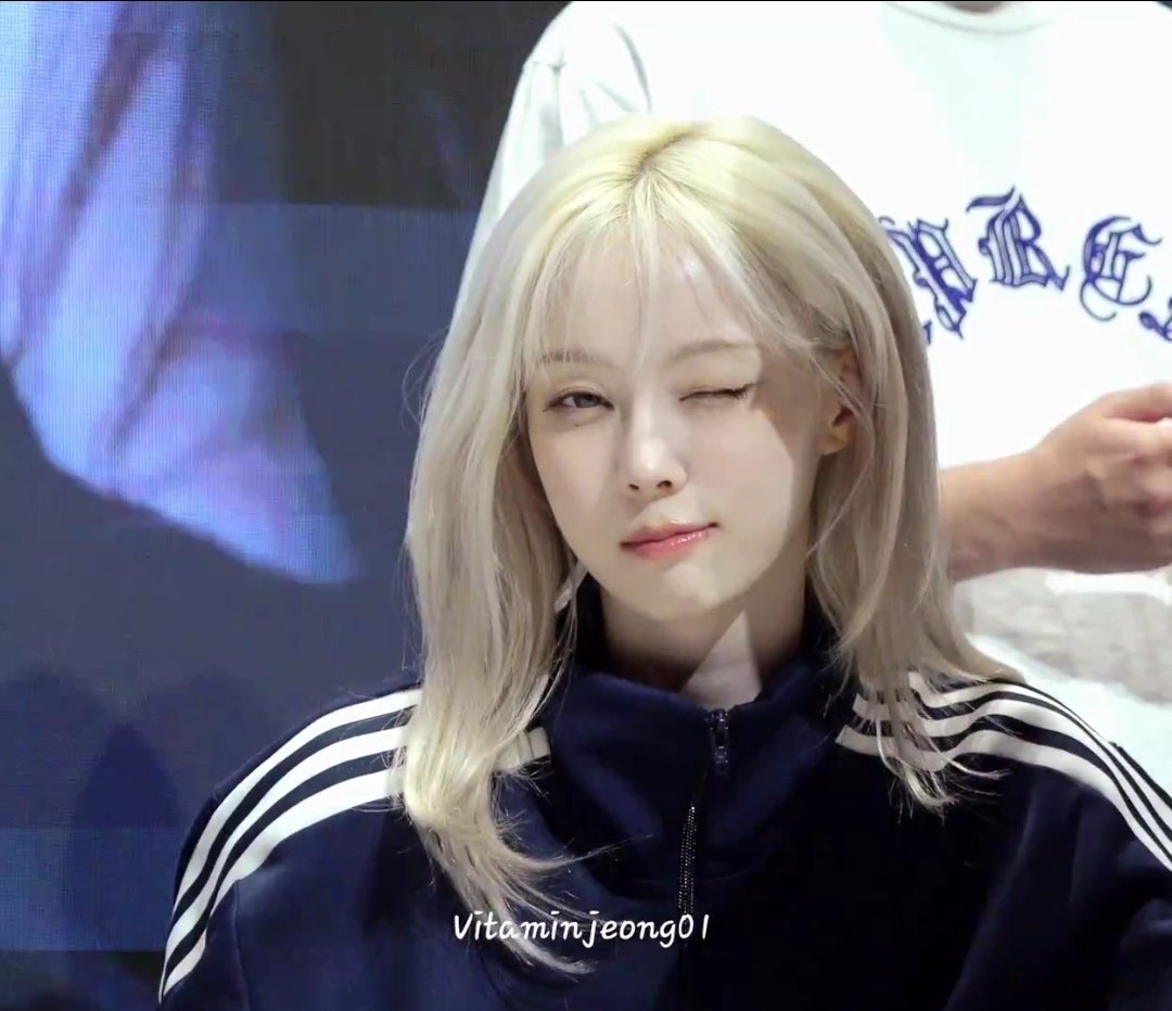 zzo_0k's tweet photo. 아이돌 강아의 윙크>_0 https://t.co/37wu1IIcKq