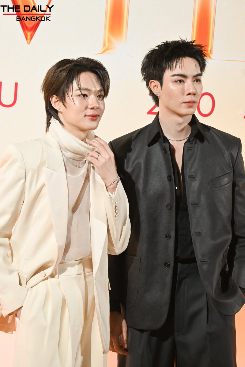 thedailybkk's tweet photo. "ซี - นุนิว" ร่วมเดิน GOLDEN AMBER CARPET ในงาน 
DMD LINE UP 2026 “𝗧𝗛𝗘 𝗥𝗜𝗦𝗘 𝗖𝗢𝗡𝗧𝗜𝗡𝗨𝗘𝗦” 

ZEENUNEW ERA ASCENDS
DMD THE RISE CONTINUES
#ZeePruk #NuNew 
#zeeNunew #ซีนุนิว
#DMDLINEUP2026 https://t.co/xyGayzMgol