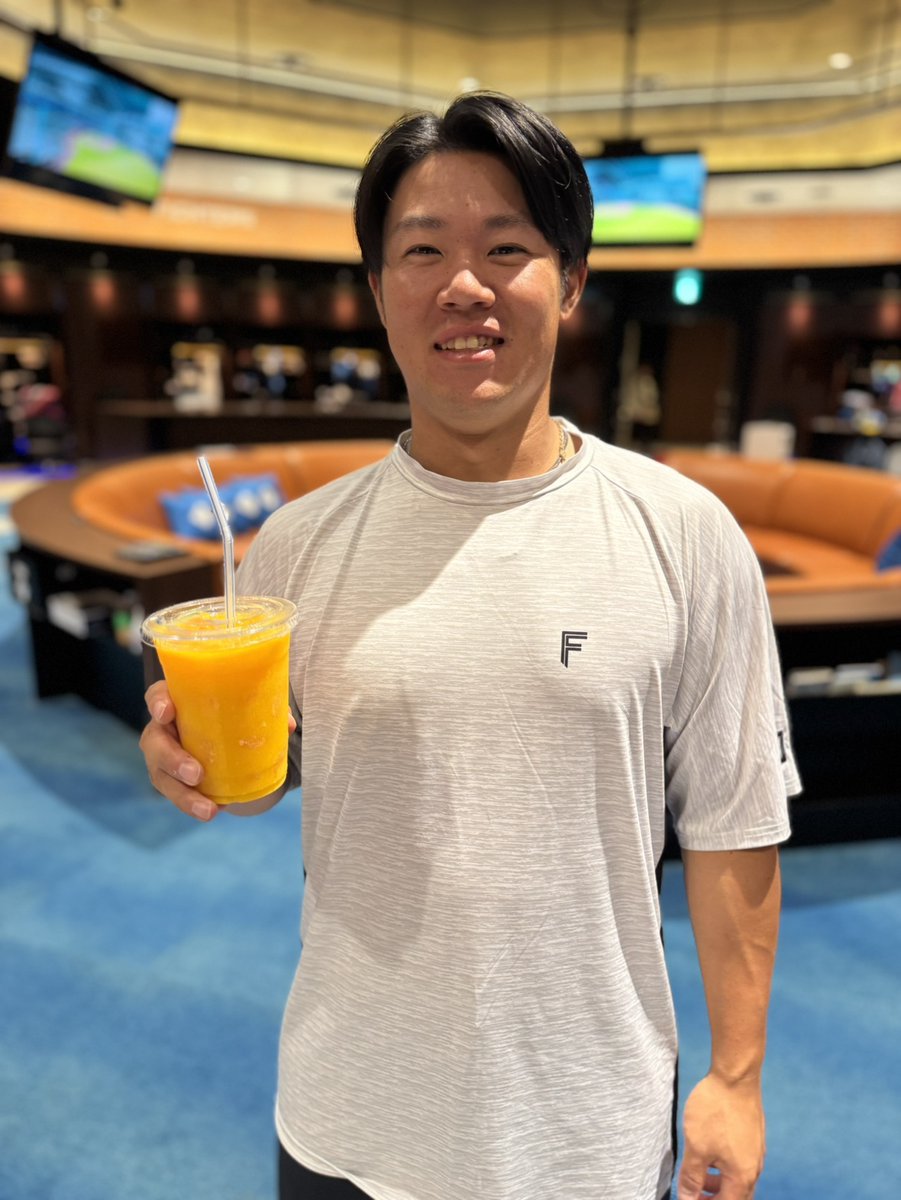 FightersPR's tweet photo. Fビレッジで最高の乾杯を🔥
《F VILLAGE BEER GARDEN supported by サッポロ クラシック》が開催中🍻

グルメはもちろん、ビアガーデン限定ドリンクも楽しむ水野達稀選手と吉田賢吾選手！

#ドミれ
#lovefighters https://t.co/PpHNR7CIq8