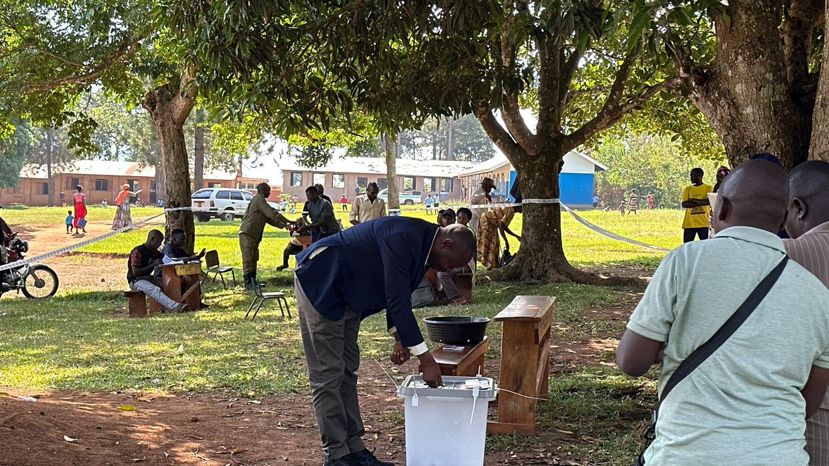 geom_elections's tweet photo. The NRM candidate, Paddy Kisembo, has cast his vote in the ongoing Kikuube LC5 by-election, joining other voters participating in today’s electoral process. Voting is underway as citizens exercise their democratic right to choose the district leadership.
@UgandaEC #Kikuube https://t.co/xvhDwphhBV