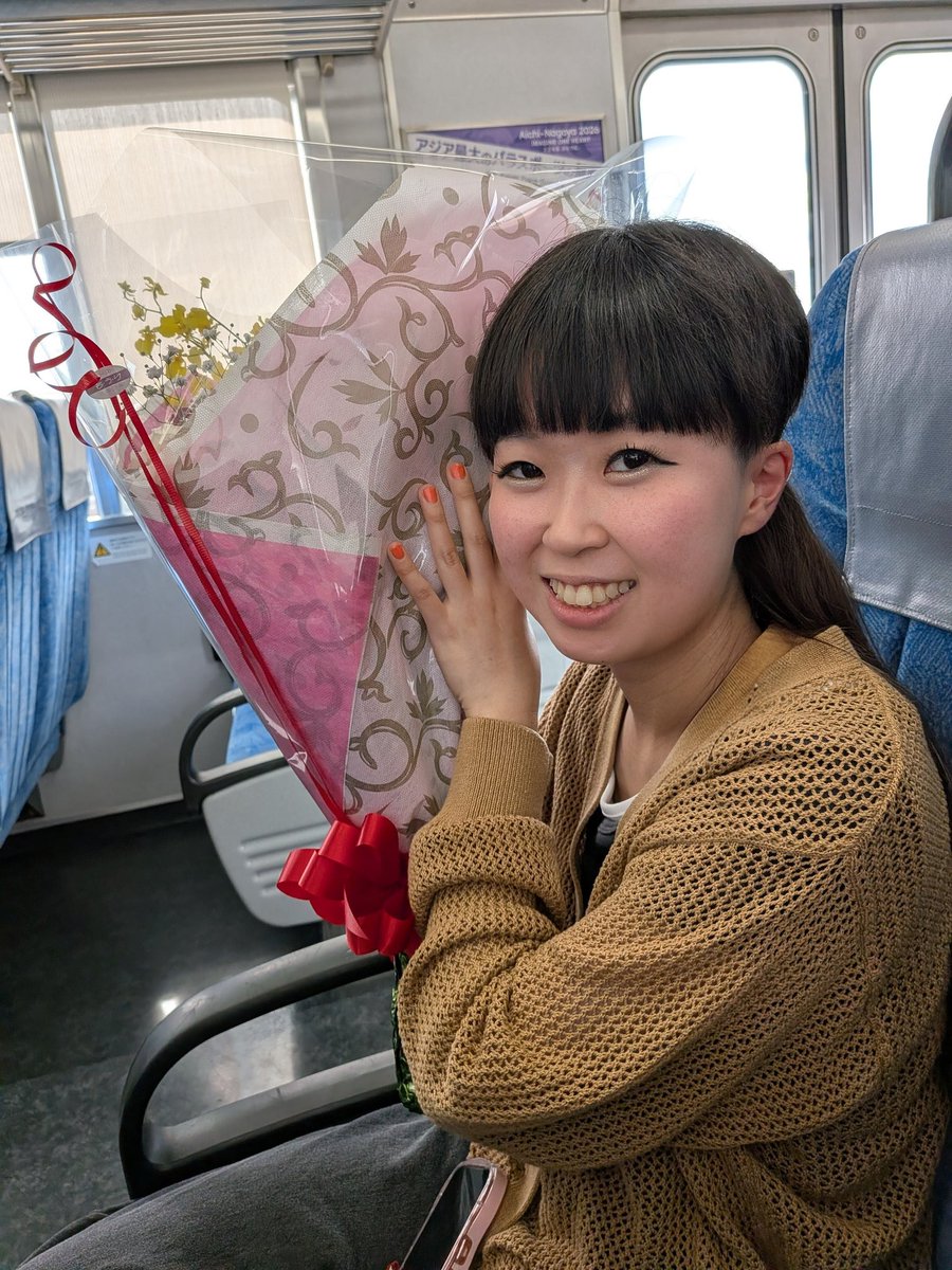 beishi_katsura's tweet photo. 今日は岐阜でお仕事。
米紫→米舞→米紫という三席で、賑やかに90分の高座を務めて参りました！

会場で写真を撮り忘れたんで、帰りの電車の中で撮った、米舞ちゃんの可愛い写真上げときます。

可愛いけど、こいつの高座での爆発力はえげつないです！
マシュマロ爆弾みたいなやつです！
褒めてます！ https://t.co/OL5EjNY4Uv
