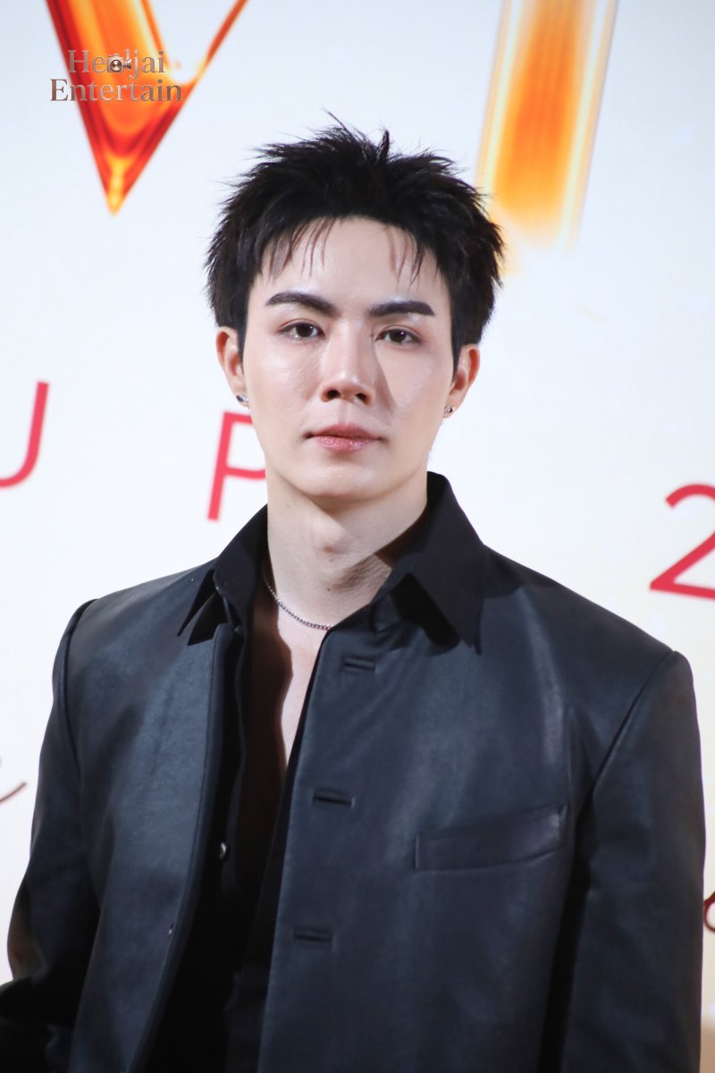 HealJaiEnt's tweet photo. "ซี พฤกษ์" ร่วมเดิน GOLDEN AMBER CARPET ในงาน "DMD LINE UP 2026 THE RISE CONTINUES"✨

DMD THE RISE CONTINUES
#DMDLINEUP2026

ZEENUNEW ERA ASCENDS
#ZeeNuNew  
#ZeePruk #NuNew #ซนซน
#DMDLINEUP2026 https://t.co/sYTUNZtymP