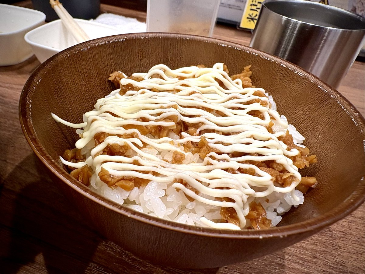 Y310JP's tweet photo. 今日のとの丸家〜🍜

🍜こてこてラーメン麺カタ味普通大盛り
🍚中ライス

今まで味噌や殿二郎に浮気して中々辿りつけなかったけど、1番好きかも！w

家系スープにプレーンな背脂は鉄板！

間違いなく次回もこてこてラーメンや！٩( ᐛ )و

#山形 #家系 #との丸家 https://t.co/cMafX9MTmE