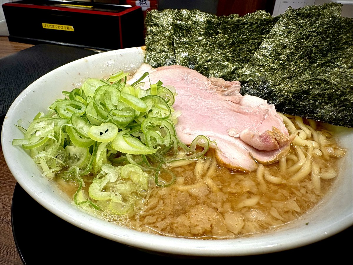 Y310JP's tweet photo. 今日のとの丸家〜🍜

🍜こてこてラーメン麺カタ味普通大盛り
🍚中ライス

今まで味噌や殿二郎に浮気して中々辿りつけなかったけど、1番好きかも！w

家系スープにプレーンな背脂は鉄板！

間違いなく次回もこてこてラーメンや！٩( ᐛ )و

#山形 #家系 #との丸家 https://t.co/cMafX9MTmE