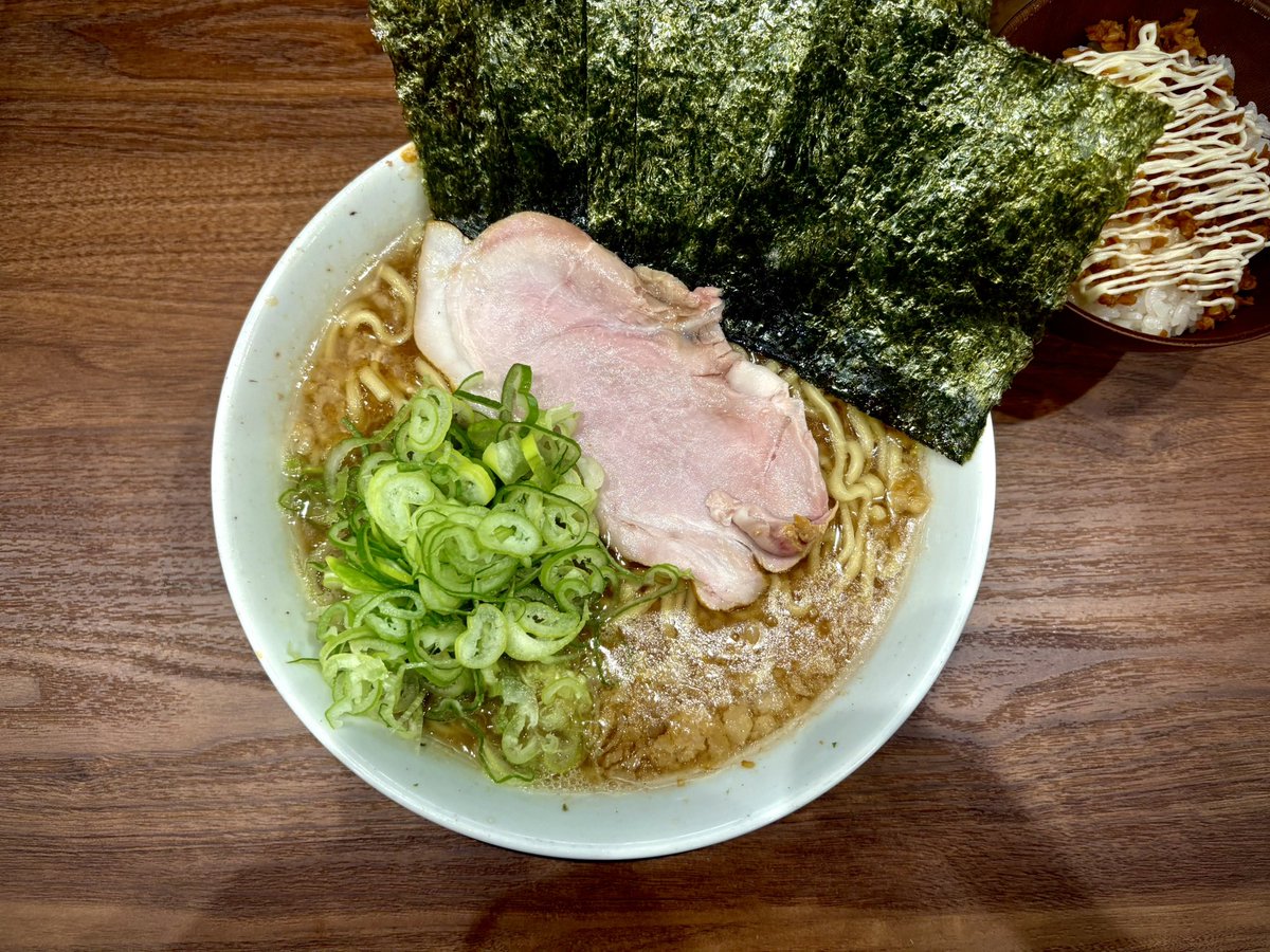 Y310JP's tweet photo. 今日のとの丸家〜🍜

🍜こてこてラーメン麺カタ味普通大盛り
🍚中ライス

今まで味噌や殿二郎に浮気して中々辿りつけなかったけど、1番好きかも！w

家系スープにプレーンな背脂は鉄板！

間違いなく次回もこてこてラーメンや！٩( ᐛ )و

#山形 #家系 #との丸家 https://t.co/cMafX9MTmE