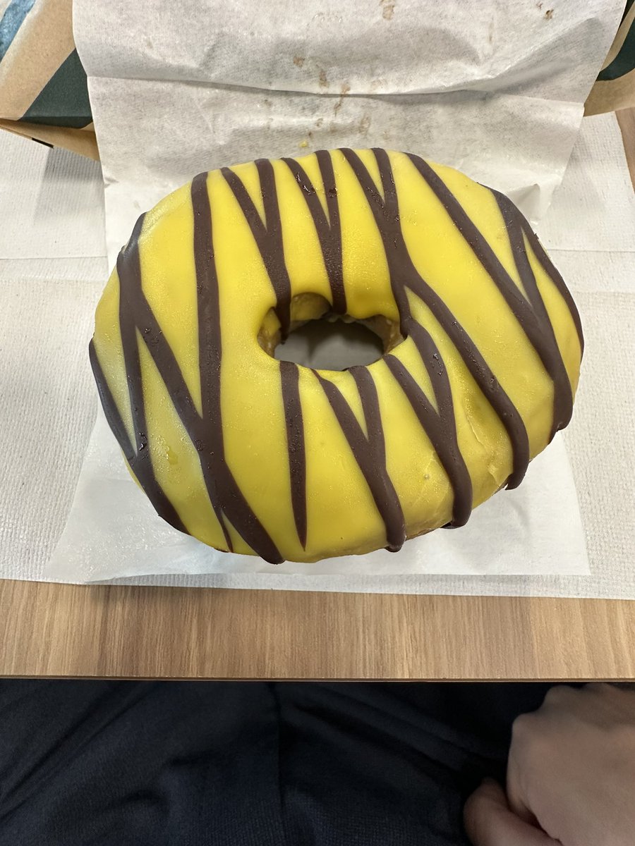 Okyube0421's tweet photo. 皆さん今日もお疲れ様です☺️
お昼に食べたスタバのバナナチョコドーナツがめっちゃ美味しくてポケモンがミスドとコラボした時のポケモンドーナツに似ててまた食べたくなりました‼️
おかげで仕事頑張れました😊
#スタバ
#ミスド
#ポケモン https://t.co/cdEsnFGeuL