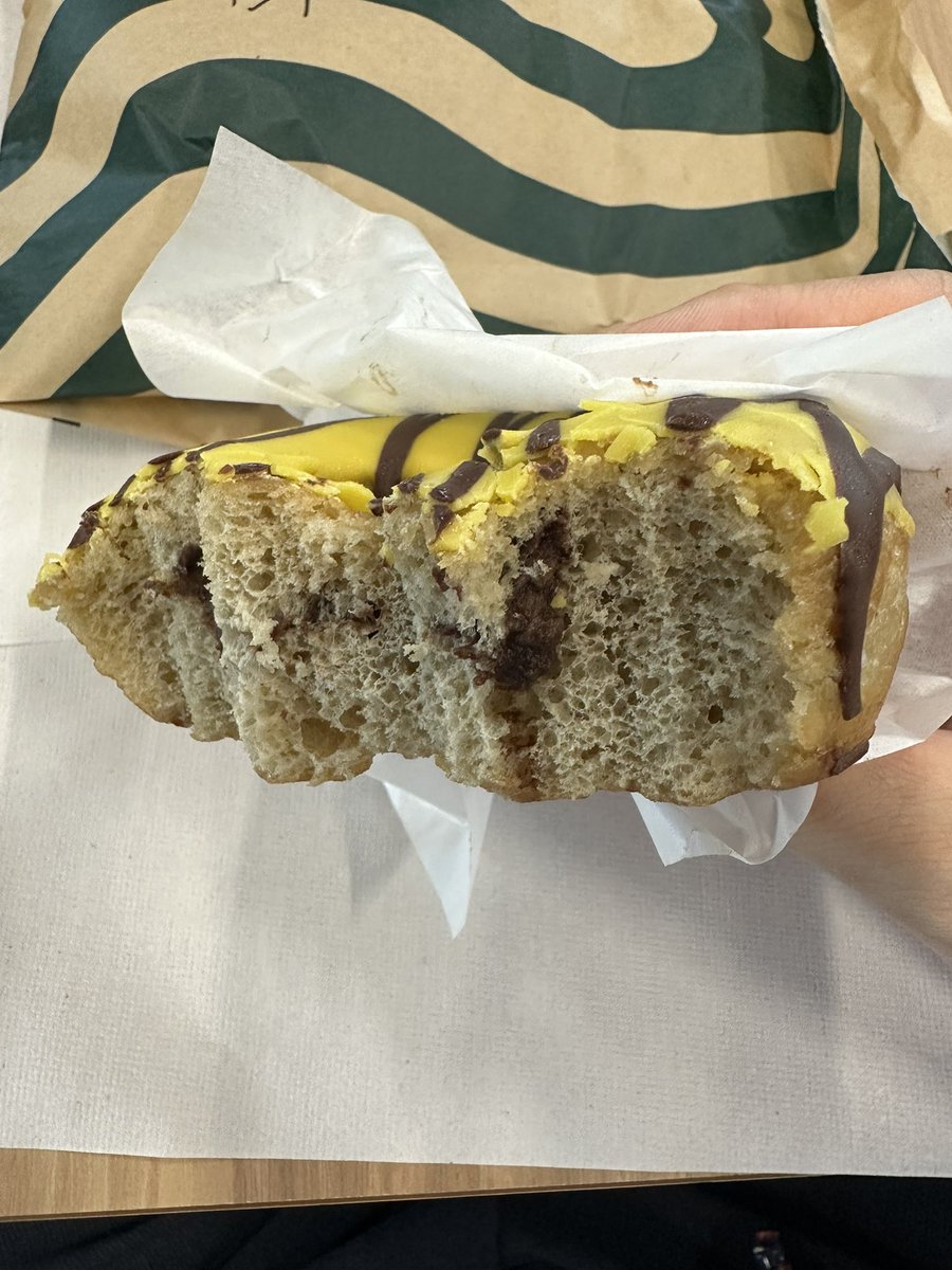 Okyube0421's tweet photo. 皆さん今日もお疲れ様です☺️
お昼に食べたスタバのバナナチョコドーナツがめっちゃ美味しくてポケモンがミスドとコラボした時のポケモンドーナツに似ててまた食べたくなりました‼️
おかげで仕事頑張れました😊
#スタバ
#ミスド
#ポケモン https://t.co/cdEsnFGeuL