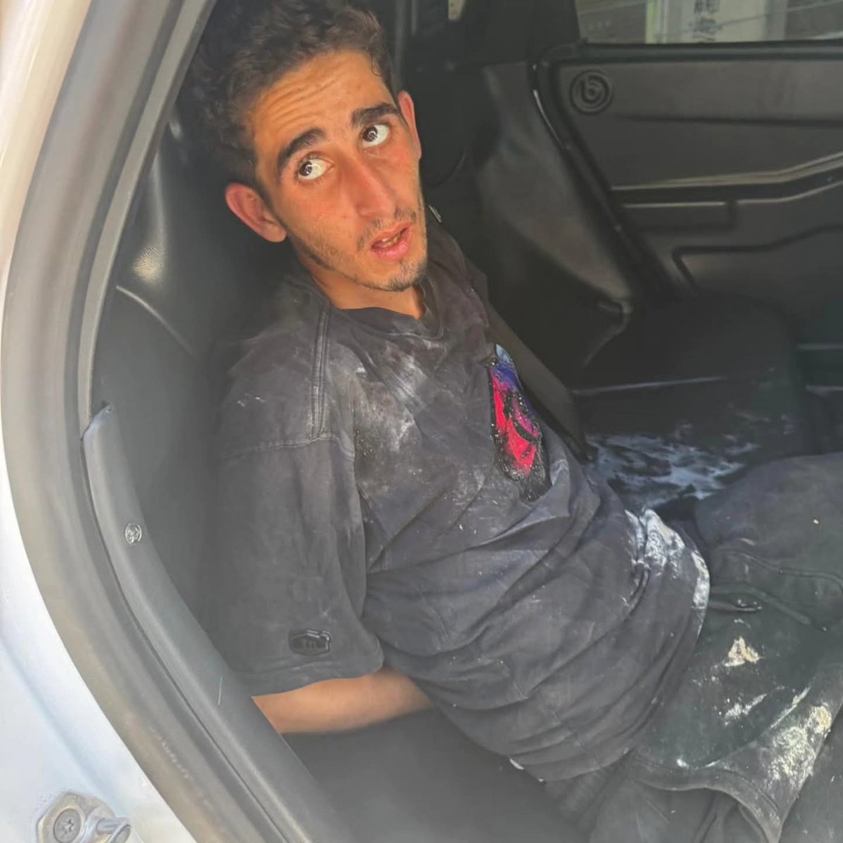 JUANLLASER's tweet photo. Gracias a  @sanchezcastejon @PSOE
Esta mañana esta escoria humana que ha venido de Marruecos ha dado un tirón a una señora de 81 años en el barrio de Llefià. Por suerte, allí estaban los escoltas de @Badalona_GUB #Badalona https://t.co/U8nQtW3Zmn