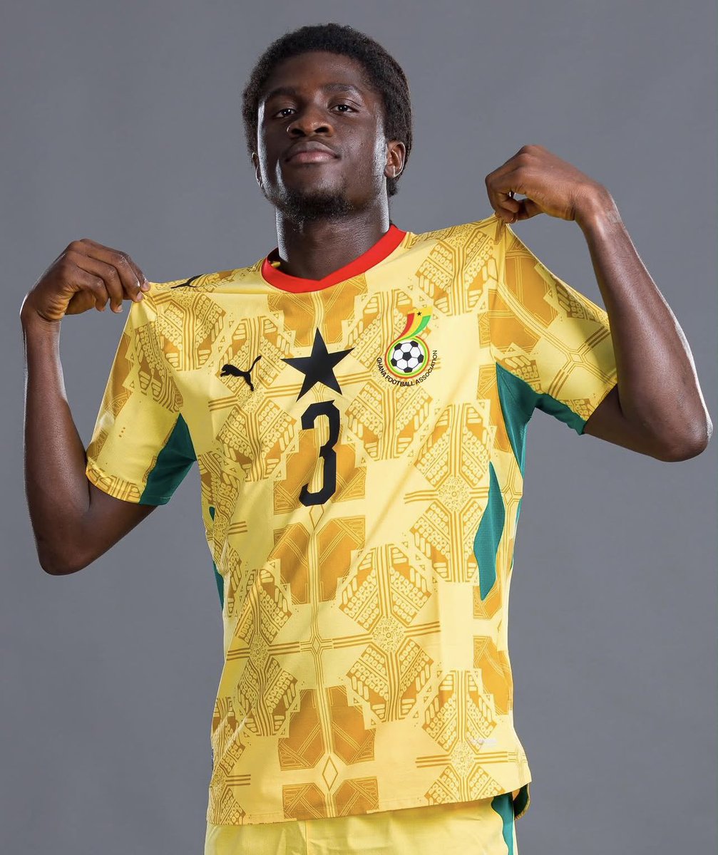 FIFAWorldCup26M's tweet photo. @ESPNAfrica Asamoah Gyan watched as someone with his iconic number 3 jersey step up and save Ghana in the dying minutes.

This is football heritage 🇬🇭 ❤️ https://t.co/8wvLQgtBs7