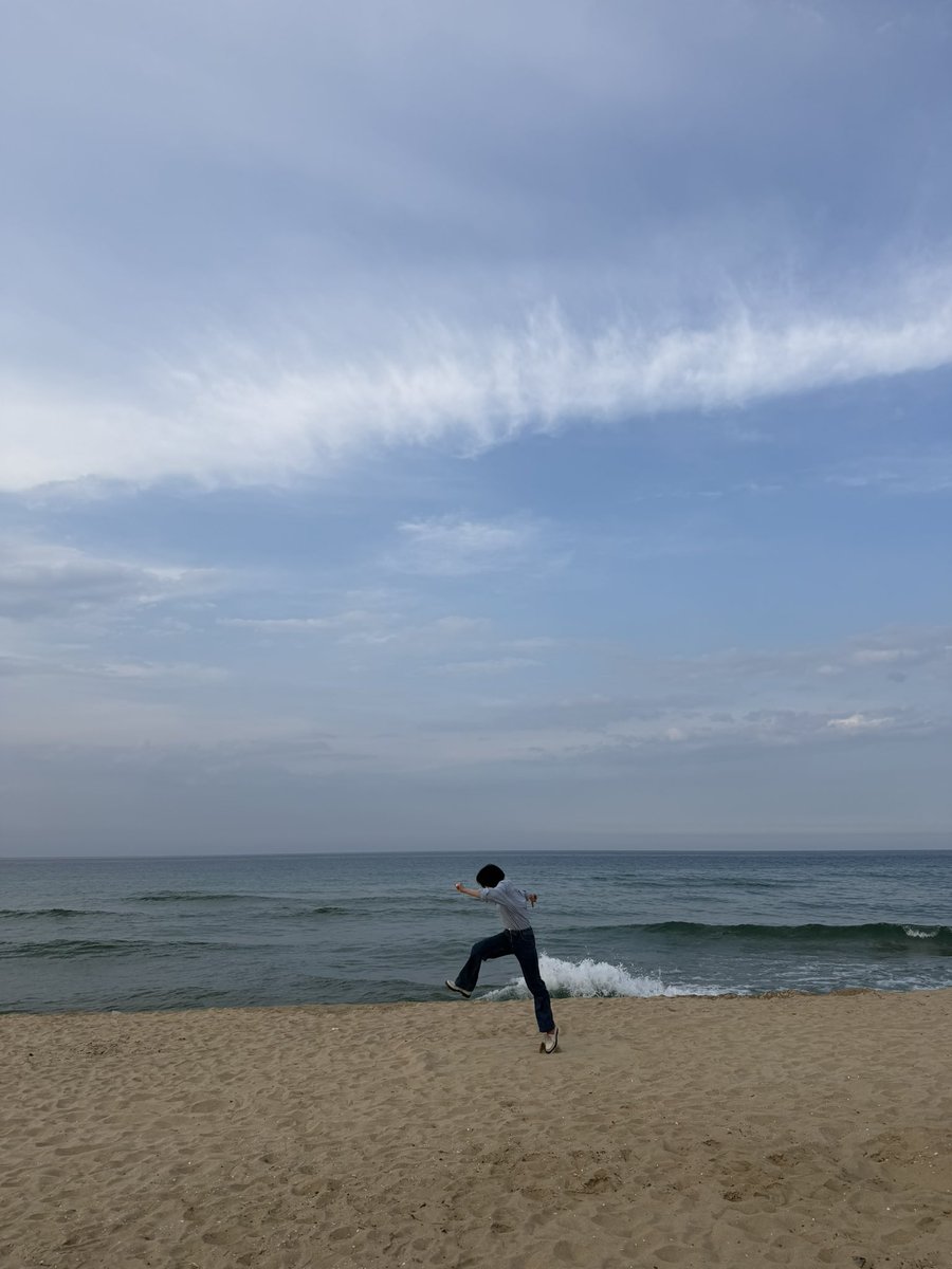 01EM23's tweet photo. 30년 지기 친구들과 오랜만에 찾은 동해 바다.
바다에 오면 꼭 남기는 우리만의 점프샷. 이제는 다들 힘들다며 궁시렁대지만, 그래도 우리는 온 힘을 다해 뛴다. 아마 할머니가 되어서도 우린 이러고 있겠지. https://t.co/h3WUOpyz6e