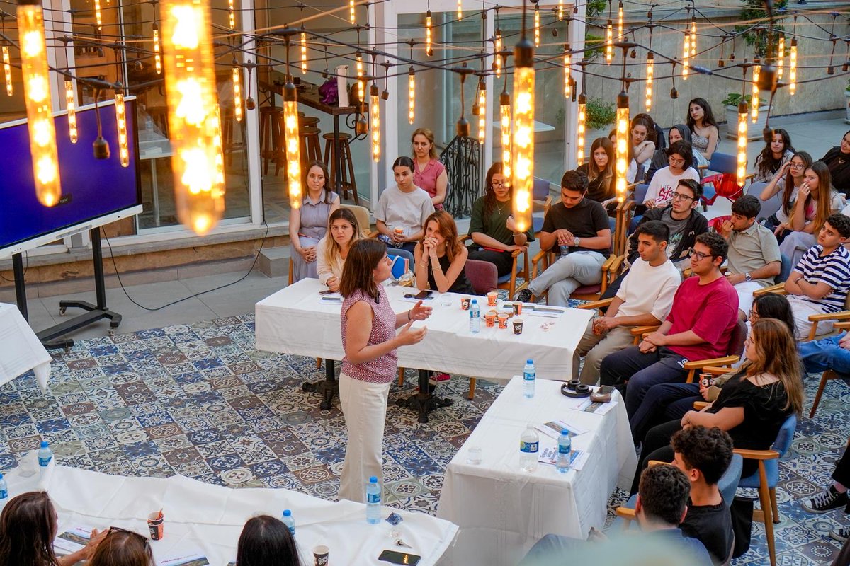 MaltepeEduTr's tweet photo. Maltepe Üniversitesi öğretim üyeleri YKS’ye hazırlanan öğrencilerle bir araya geldi. 🎓
Altunizade Final VIP öğrencileriyle buluşmada üniversite tanıtımı yapıldı ve “Sınav Kaygısıyla Baş Etme” semineri gerçekleştirildi.

Adaylara başarılar diliyoruz. ✨ #YKS2026 https://t.co/VHwu8r4FIE
