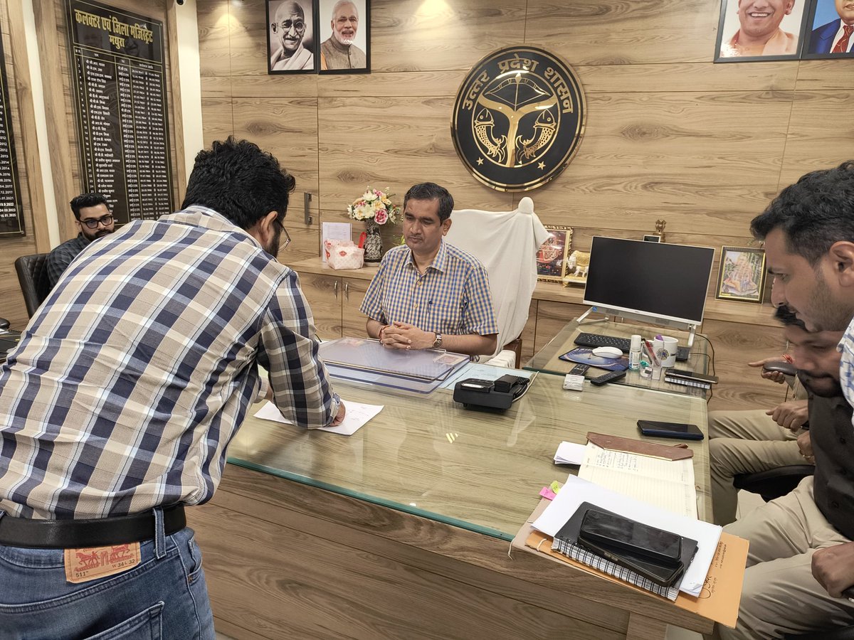 DMMathura1's tweet photo. मथुरा-भूतेश्वर-मोरा फ्लाई ओवर नवीन मार्ग परियोजना के तहत मथुरा नए बस स्टैंड के नजदीक बने रेलवे ब्रिज के दोनों तरफ नई लाइन बिछाने के संबंध में विभिन्न विभागों के अधिकारियों के साथ बैठक हुई संपन्न।

परियोजना से मिलेगी सुदृढ़ यातायात व्यवस्था एवं तत्काल जल निकासी।

@UPGovt @myogiadityanat
@CMOfficeUP @InfoDeptUP