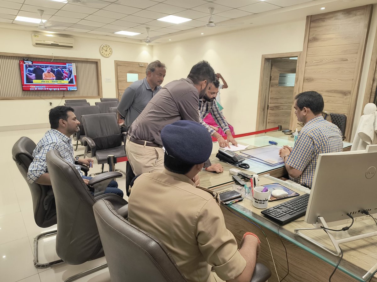 DMMathura1's tweet photo. मथुरा-भूतेश्वर-मोरा फ्लाई ओवर नवीन मार्ग परियोजना के तहत मथुरा नए बस स्टैंड के नजदीक बने रेलवे ब्रिज के दोनों तरफ नई लाइन बिछाने के संबंध में विभिन्न विभागों के अधिकारियों के साथ बैठक हुई संपन्न।

परियोजना से मिलेगी सुदृढ़ यातायात व्यवस्था एवं तत्काल जल निकासी।

@UPGovt @myogiadityanat
@CMOfficeUP @InfoDeptUP
