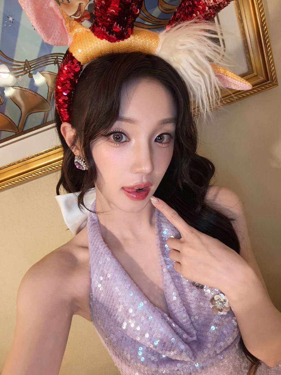 yuqipictures's tweet photo. 260618 #YUQI WEIBO

💙🩵💜🎁🐰
Special memory 🔮 ​​​

#우기 #宋雨琦 https://t.co/S4qBvCRDMD