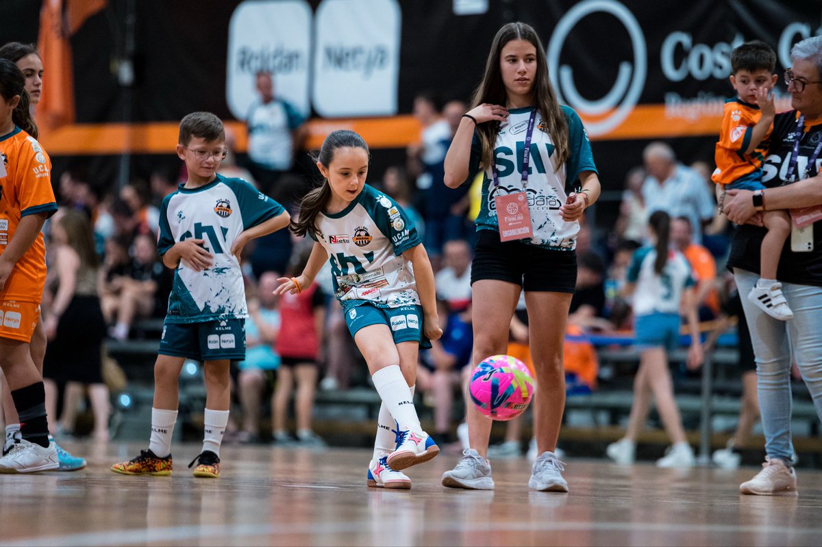 RoldanFSF's tweet photo. ⚽️🥅Aquí tenemos a la ganadora del concurso realizado en el descanso del partido del sábado.

Se ha llevado unas @Kelmesports👟

¡Enhorabuena!👏

#stvroldan https://t.co/x4oJ5lW9Sa