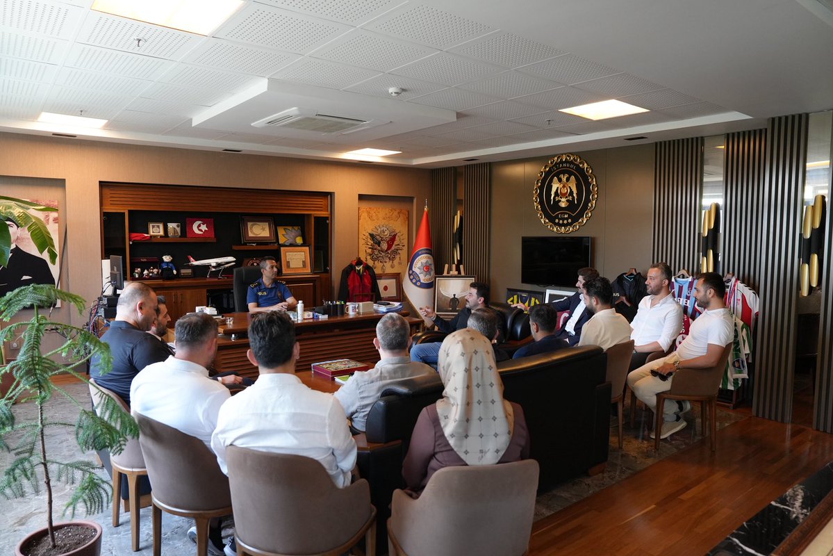 SugiadS's tweet photo. Sultanbeyli İlçe Emniyet Müdürümüz Sayın Zafer Mete’yi, SUGİAD Yönetim Kurulu heyetimizle makamında ziyaret ettik.

İlçemizin güvenliğine ve sosyal refahına yönelik değerlendirmelerde bulunduğumuz verimli bir görüşme gerçekleştirdik. Şehrimizin huzuru için fedakarca görev yapan emniyet teşkilatımıza ve Sayın Müdürümüze nazik ev sahiplikleri için teşekkür ederiz.
Çalışmalarında başarılar dileriz.