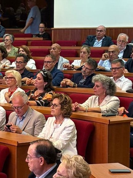 FnpCisl's tweet photo. Il referendum del 2 giugno 1946 non può essere raccontato soltanto attraverso i grandi eventi della politica, poiché racchiude una ragione storica e soprattutto sociale fondamentale.
Quel giorno milioni di donne italiane entrarono per la prima volta da protagoniste nella vita democratica del Paese, unite dalla consapevolezza di vivere qualcosa che nessuna donna della loro famiglia aveva mai vissuto prima.
Oggi ricordiamo il suffragio universale come un fatto importante e quasi scontato, ma non lo era affatto. Per la prima volta donne che avevano lavorato, sofferto, cresciuto figli, affrontato la guerra e sostenuto le famiglie nei momenti più difficili poterono finalmente esprimere la propria volontà politica.
Ogni mano femminile che teneva in mano la scheda elettorale era una storia, una madre, una figlia, una lavoratrice, una vedova di guerra, una ragazza che stava immaginando un futuro diverso.
In quel momento istituzionale, la loro voce contò ufficialmente quanto quella di un uomo, sancendo la nascita di un'Italia autenticamente democratica, paritaria e inclusiva.
#FNPCISL
#2giugno1946
#votoalledonne