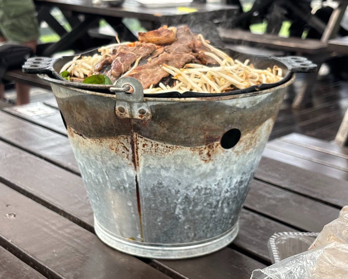 janchanjumbo's tweet photo. バケツのジンギスカン。あのドラマで妻夫木さん、佐藤さん、目黒さんが旨そうに食べてたので（笑）実際旨かった😽
猫もちゃんと撮ってる､､､つもり。
#門別競馬 #ロイヤルファミリー #とねっこジンギスカン https://t.co/Byu2vSVgil