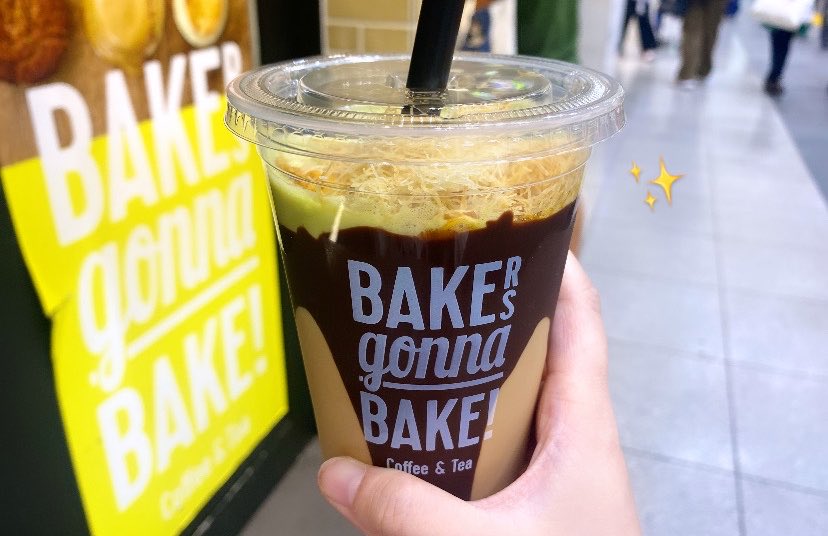 PURIx2EVERYDAY's tweet photo. 流行りのBAKERS gonna BAKE!のドバイチョコ味...🧋🤎を飲んだんだけど、フサフサとトフィーを無理やりストローで平らげた後、張り付いてるチョコをストローでガジガジしてたらストローの中でチョコ固まって吸えなくなって、自分の頭の悪さと品のなさに1人涙しかけた

これどうやって飲むんですか❓泣 https://t.co/LRojKh29aV